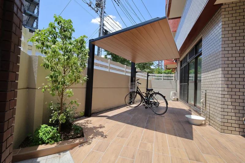 木調のタイルテラスでお庭全体を有効活用